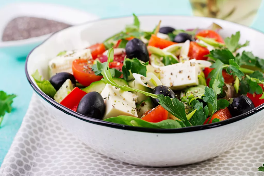 Bonne assiette de légumes, version salade méditerranéenne.