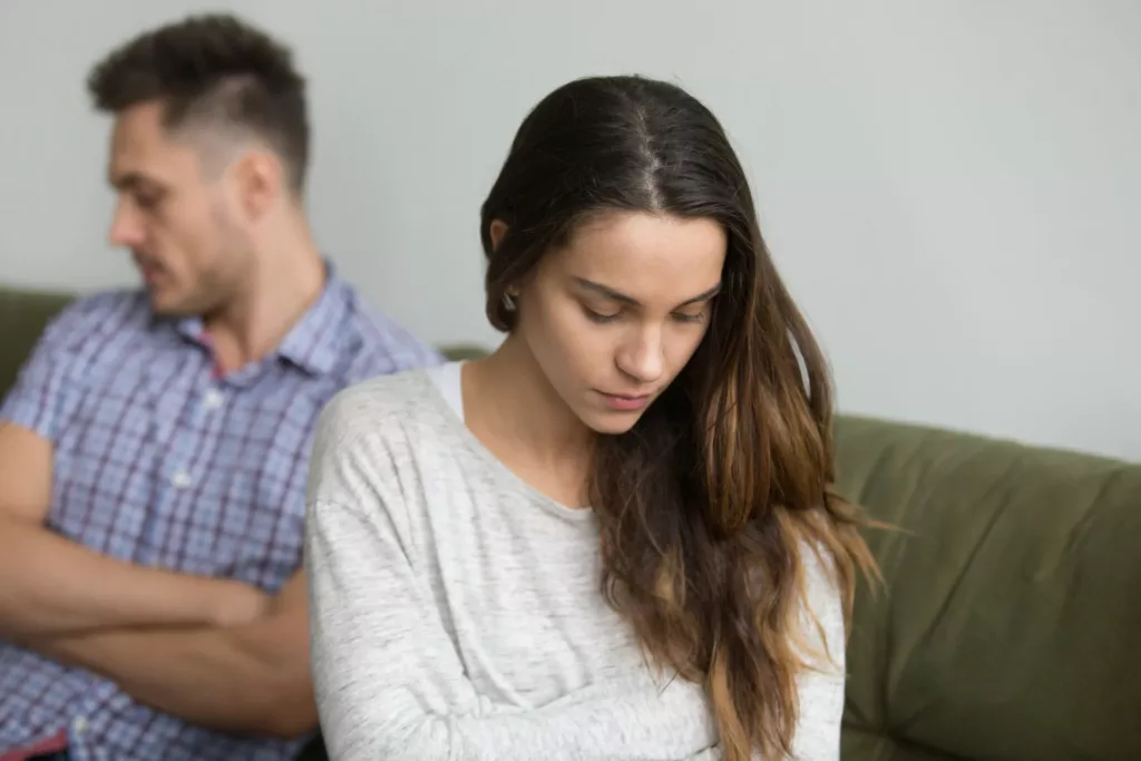 Femme qui est triste parce qu'elle a l'endométriose.