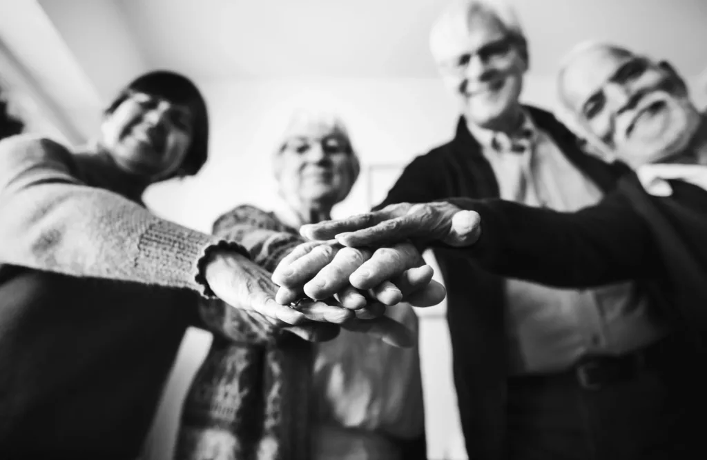 Un groupe d'amis de seniors pour la collaboration avec la maladie de Parkinson.