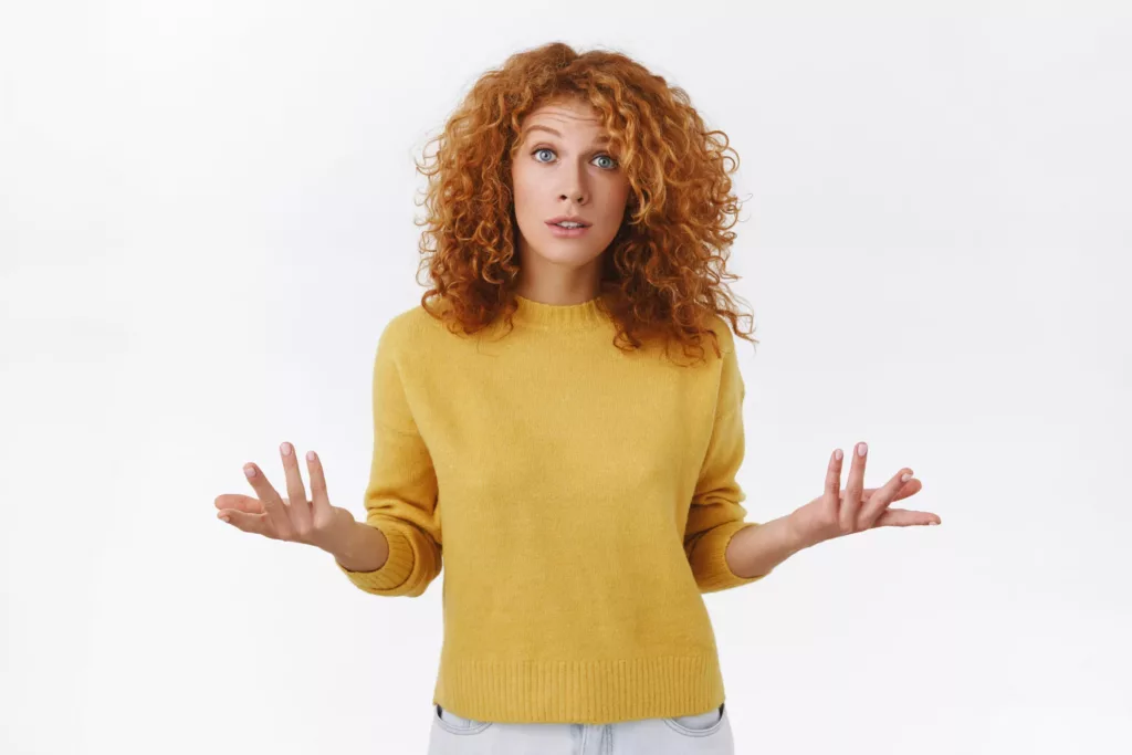 Une femme se posant des questions et interrogations au sujet de l'endométriose.