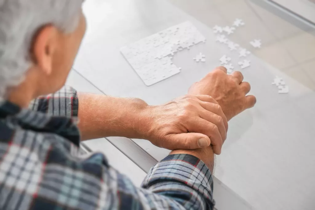 Un sénior qui a le syndrome de Parkinson.