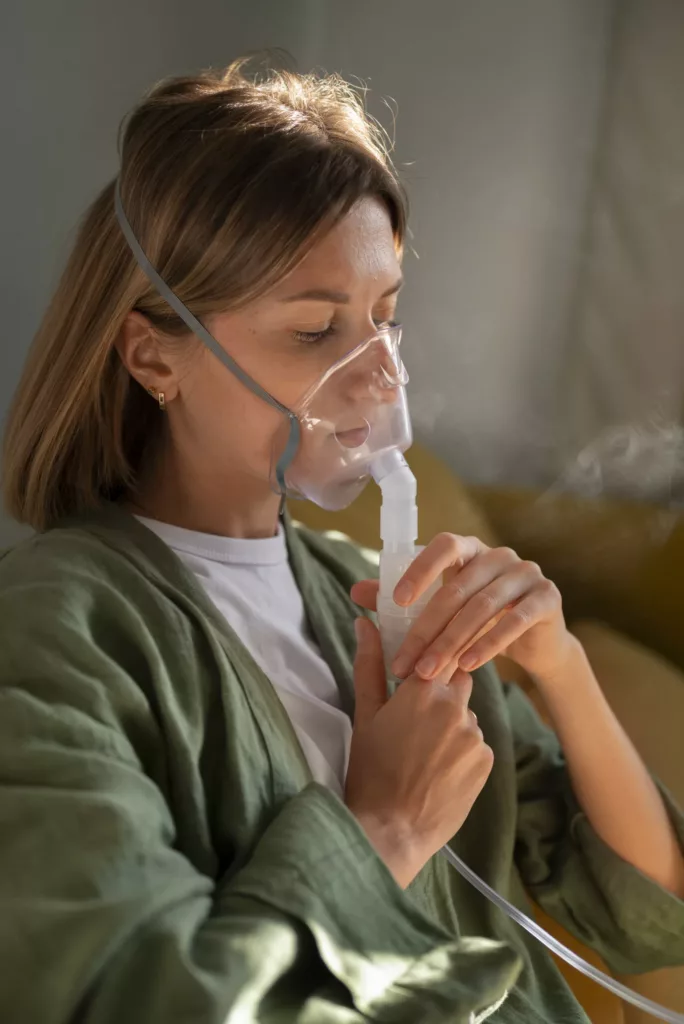 Femme avec un respirateur pour le traitement de l'asthme.
