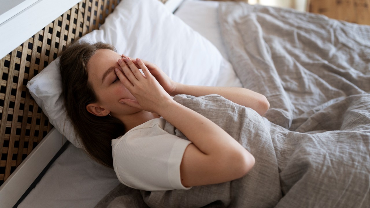 Femme fatiguée après une nuit avec des apnées de sommeil.