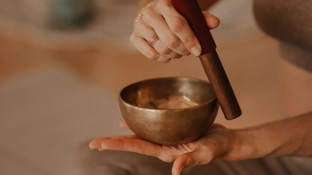 Bol tibétain pour la relaxation dans la pratique du yoga.