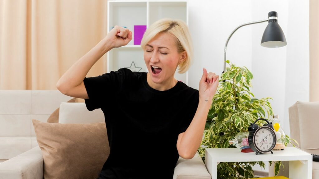 Femme qui est hyperactive. Elle danse.