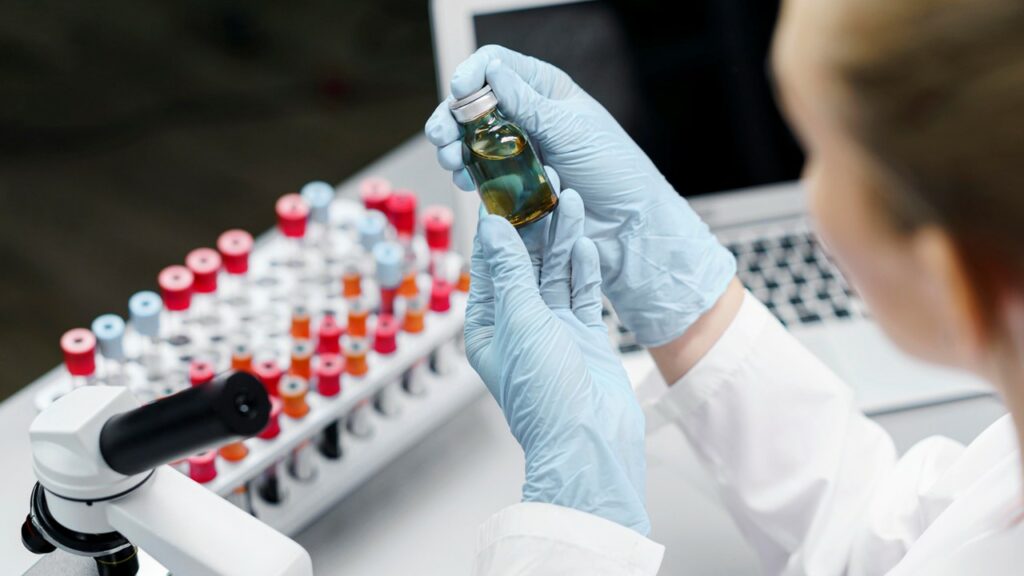Femme chercheuse en biologie médicale analysant des biomarqueurs pour le suivi de la santé.